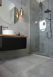 Runder Badspiegel Badezimmer Grau Graue Badezimmerfliesen Runder Badspiegel Badezimmer Badmob In 2020 Bathroom Interior Design Trendy Bathroom Tiles Bathroom Interior