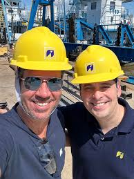 1992: um jovem estudante de engenharia mecânica inicia sua jornada como  estagiário na @Ipiranga, cheio de vontade de aprender e crescer. 2025: ele  segue evoluindo, agora como vice-presidente na mesma empresa, depois