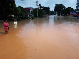 Kami komited untuk menangani banjir kilat di seluruh negeri dan berharap kerajaan persekutuan akan membantu dengan pelaksanaan projek yang lebih besar. Banjir Di Pulau Pinang