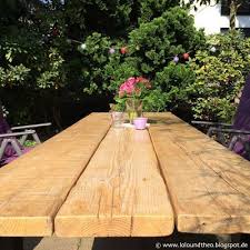 Diy Gartentisch Aus Alten Brettern Tisch Aus Gerustdielen Www Loloundtheo B Diy Gartentisch Aus Alten B Diy Garden Table Garden Table Diy Garden Furniture
