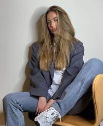 Daily Fashion Inspiration On Instagram Modeblogg Fashion Style Ootd Outfitoftheday Look Outfit Lookoftheday L Lace Hair Brown Wig Front Hair Styles