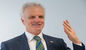 A Fazenda 13: Victor, Erasmo e Bil combinam voto em participante 'imune'.