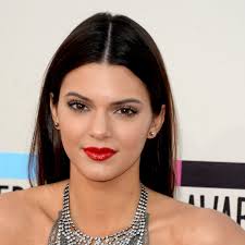 Auf gala.de gibt's spannende news, infos und vieles mehr über die fernsehfrau. Kendall Jenner Mit Betorendem Blick Tipps Fur Langere Wimpern Bunte De