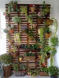 The steps are relatively simple and can be made easily to give. Diy Ideen Vertikaler Garten Fur Den Balkon Vertikaler Garten Paletten Garten Balkon Pflanzen