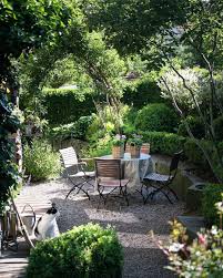 Ein Schweizer Garten On Instagram Der Seniorkater Auf Der Morgendlichen Inspektionsrunde Das Lange Wochene In 2020 Tuscan Garden Shade Garden Design Outdoor Gardens