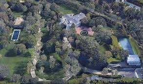 Jeff bezos will be flying to space on the first crewed flight of the new shepard, the rocket ship made by his space company, blue origin. Los Angeles Amazon Chef Jeff Bezos Kauft Villa Fur 165 Millionen Dollar
