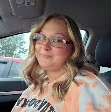 Who is a hair stylist with 20+ years of experience in doing layers in  Carthage, MO?