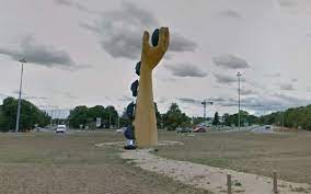 Construite par 500 bénévoles, elle. Gilets Jaunes A Chatellerault La Statue De La Main Jaune Prend Feu Sur Un Rond Point