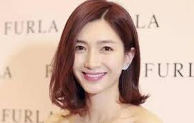 Model rambut medium shaggy atau layer adalah model yang sangat digandrungi dan tak pernah mati. Gaya Rambut Sebahu Bagi Wanita Hidup Kita