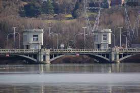 Die neue struktur ermöglichte den austausch mehrerer schleusen und die stabilisierung des verlaufs der maas. Monsin Bridge Dam Liege Structurae
