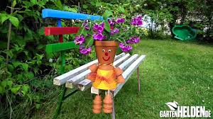 Doch wie macht man sauerkraut eigentlich selber? Gartenmannchen Aus Tontopfen Basteln Der Gartenhelden De Diy Tipp Youtube