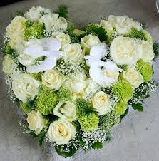 Herz Gesteck Autoschmuck Mit Bildern Autoschmuck Hochzeit Beerdigung Blumen Hochzeitsfloristik