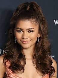 Come fare una mezza coda perfetta? Star Con Capelli A Mezzacoda Pagina 3