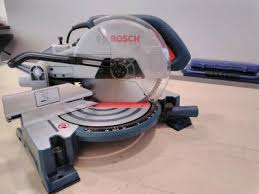 If you loosen the knob, the miter saw will become unlocked and if you tighten it, then it will be locked in place. Dewalt Dws780 Qs 305mm Double Bevel Miter Saw 220v