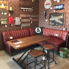 本皮を使用したコーナーソファは テーブルと合わせて リビングダイニングとしても使えます まるでカフェにありそうなヴィンテージ感溢れる仕上がり ソファとダイニングセットがこれ一つに集約するので リビングやダイニングのスペースを有効にお使い頂けます