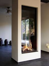 Fraaie Doorkijkhaard Uitgevoerd Met Een Open Gashaard In Een Vrijstaande Kolom Door Het Glas Boven De Haard Ontstaa Kamin Modern Modernes Wohnen Haus Design