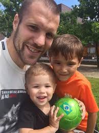 Uit onderzoek van repucom is gebleken dat ron vlaar de op een na populairste voetballer op de nederlandse velden is. Ron Vlaar On Twitter Back To My Boys Best Feeling In The World Happiness Is What You See Here Http T Co Lrbmek970t