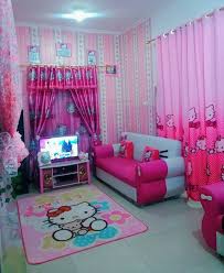 Agar ruang tamu tidak terkesan formal, bunda bisa memilih sofa plus bantal cushion yang bermotif dilengkapi dengan meja kecil agar ruangan tidak terkesan penuh. Dekorasi Ruang Keluarga Unik Hello Kitty Desainer Interior Indonesia