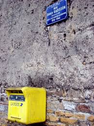 La commune dispose de 5 bureaux de poste. A Reminder That Someone Was Killed Here During Wwii Paris France France Conversation Images