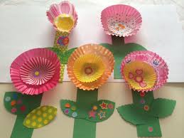 Use an empty water bottle as a stamper and create this gorgeous hyacinth flower craft. Cupcake Liner Flowers