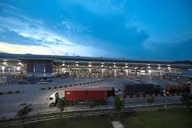 The bukit kayu hitam customs, immigration and quarantine checkpoint lies about 800m south of the actual border. Goods Cross Round The Clock The Star