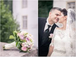 Brautpaarshooting Hochzeitspaar Braut Brautigam Weisses Brautkleid Schwarzer Anzug Hochzeitspaar Hochzeit Schlo Hochzeit Hochzeit Schloss Kleid Hochzeit