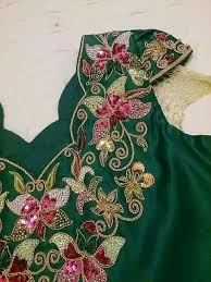 Pin By Soraya Benkara Mostefa On Broderie Fetla Et Perlage Wedding Blouse Designs Embroidery Dress Blouse Designs