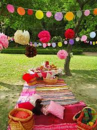 10 Idees Pour Planifier Une Fete Au Parc Coup De Pouce Picnic Birthday Party Summer Party Decorations Summer Outdoor Party Decorations