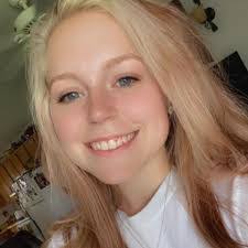 Simone Perry's Instagram, Twitter & Facebook