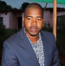 Lakini kuishi kwa plot huwa ni tricky sana 🤔...Nimeenda kwa choo nikapata  mzee amefanya mambo yake hapo kando 💩😞😞 Nikaamua sitajisaidia  tena,nikienda kufungua mlango nitoke nikakutana na crush wangu akingoja  nitoke aingie