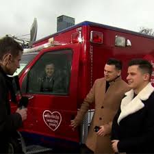 Chłopaki będą podróżować po świecie, po odległych, egzotycznych i biednych rejonach. Karetka Braci Collins Na Finale Wosp Tvn Warszawa