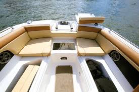 Comfortable seating for 18 passengers underway means connecting with friends, family, even generations. Sea Ray 270 Sundeck Review
