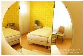 Die ausstellung des privat betriebenen museums behandelt die zeit von der gründung der ddr im jahr 1949 bis zu ihrem ende mit der deutschen wiedervereinigung 1990. Hotel Zimmer Berlin Ostel Das Ddr Hotel Schone Urlaubsorte