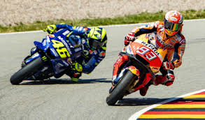 El piloto suizo jason dupasquier, quien sufrió un accidente durante la ronda de clasificación del campeonato mundial de motociclismo moto3 en italia, ha. Impactante Accidente En El Moto Gp Entre Zarco Y Marc Marquez Antena 2