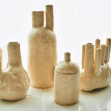 Gerabah vas bunga guci dan piring merupakan contoh dari. Seniman Ini Buat Kerajinan Keramik Dengan Urin Bikin Geleng Geleng Hot Liputan6 Com