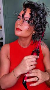 Explora el estilo con un corte pixie