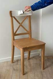 Chambre, salle de bains, cuisine, salon. Relooking De Meuble Comment Peindre Et Tapisser Une Chaise En Bois Femme Actuelle Le Mag