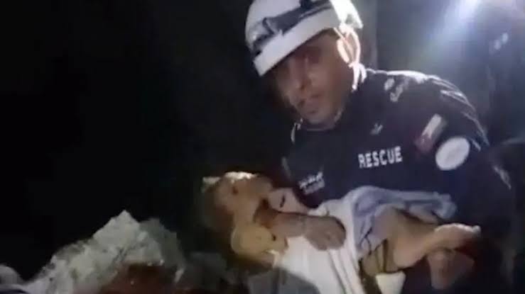 El milagroso rescate de niño de 3 años tras sismos en Venezuela
