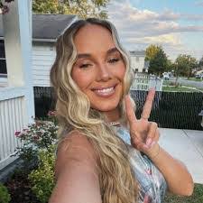 Vanessa Root's Instagram, Twitter & Facebook