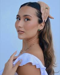 El verde está super en tendencia, úsalo tambien en tus accesorios!💚✨ En la  foto: 💚 Esmeralda studs 3mm 💚 Beth earrings 💚 Beth ring 💚 Beth  bracelets 🍭 Hadua necklace SHOP ONLINE🛒