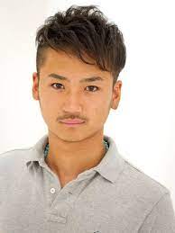 アシンメトリー 通称アシメ その名の通り 左右非対称な髪型 を意味しますがアシメと一言で言っても様々です 前髪やサイドの長さ カタチを変えるわけですがバリエーションは無限です アシメの中でもカッコいい髪型を厳選してご紹介していきます 髪型 メンズ