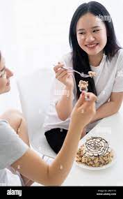 Asian ladies at party -Fotos und -Bildmaterial in hoher Auflösung – Alamy