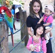 Umum mengetahui fynn jamal yang mengalami masalah untuk hamil telah mengambil seorang anak angkat lelaki bakti arjuna fitri. 10 Selebriti Popular Yang Mengambil Anak Angkat