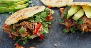 Arepa Sandwiches Gefullt Mit Carne Mechada Gekochtes Rindfleisch Mit Einer Eingekochten Sosse Aus Tomaten Zwiebeln Kolumbianische Rezepte Rezepte Rindfleisch