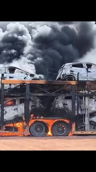 Incêndio - Um caminhão-cegonha que transportava 11 carros elétricos zero quilômetro da montadora chinesa Build Your Dreams (BYD) pegou fogo no início da tarde desta quinta-feira (2), na BR-101, em Alagoinhas, a