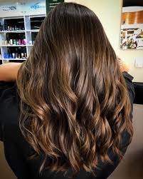 Rather than dying hair darker and adding highlights, the look is best for those who already have brown hair. Jackson Nunes On Instagram Chocolate Wellaeducationbr Wellaeducation Wellabr Wellaprobrasil Wellap Hair Styles Hair Brown Hair With Blonde Highlights