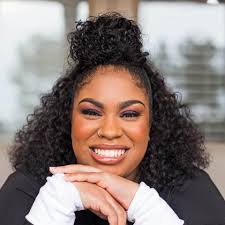 Angie Thomas: "Bücher stehen für Freiheit, deshalb werden sie bekämpft"