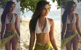 She's 32years old and she has a 12 year old kid. Rhea Chakraborty Asked By A Troll Can I Kiss Your Navel