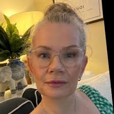 Teepa Snow is an internationally acclaimed Dementia Care Specialist.