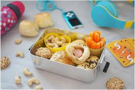 Snacks zum mitnehmen müssen gesund sein und auch kalt schmecken. Krumellose Kinder Snacks Fur Die Autofahrt Mini Hot Dogs Zuckerfreie Haferflocken Kekse Gemusesticks Wiewowasistgut Com